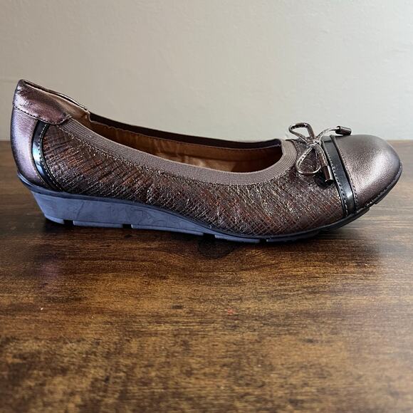 Sofft Verlee Ballerina Flats 9.5 WIDE Bronze Wedge Bow Leather Slip On Comfort - Picture 1 of 10